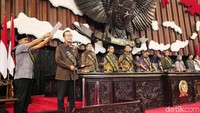 Presiden dan wakil presiden terpilih diambil sumpahnya. 