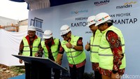 Hadir dalam acara groundbreaking (ki-ka) Dirut Bank Mantap Josephus K Triprakoso, Dirut Bank Mandiri Kartika Wirjoatmodjo, Dirut Wiijaya Karya Tumiyana, Direktur Keuangan & Strategi Bank Mandiri Panji Irawan, Dirut Wika Gedung Nariman Prasetyo dan Direktur Human Capital, Investasi & Pengembangan Wika Gedung Nur Al Fata.