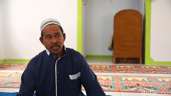 Untuk melihat toleransi ini dengan lebih dalam, detikcom berbincang dengan salah seorang muslim pendatang yang saat itu menjadi pemimpin salat, Losa Abdurohim. (detikcom) Untuk melihat toleransi ini dengan lebih dalam, detikcom berbincang dengan salah seorang muslim pendatang yang saat itu menjadi pemimpin salat, Losa Abdurohim. (detikcom)