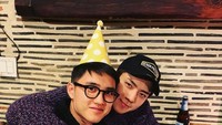 Saking akrab dengan teman-temannya, ia juga kerap melakukan hal manis. Seperti saat ia merayakan ulang tahun temannya di sebuah kafe ini. Foto: Instagram @oohsehun