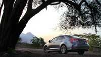 Selanjutnya fitur Lane Departure Alert With Steering. Fitur ini dapat mengantisipasi potensi kecelakaan akibat microsleep atau tertidur pulas tiba-tiba hanya dalam waktu sekian detik. Karena fitur ini mampu memberikan peringatan jika terjadi deviasi atau pergerakan mobil yang menjauh dari posisi seharusnya. LDA akan mengoreksi posisi kemudi ke posisi normal. Pool/Toyota.