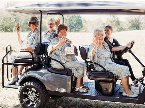 Pengantin Ini Jadikan 4 Neneknya Bridesmaid di Pernikahannya 