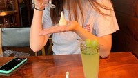 Meski aktivitasnya sangat sibuk, Krystal selalu menyempatkan diri untuk hangout. Meski hanya menyeruput segelas minuman dingin, Krystal tampak menikmatinya. Foto: instagram Krystal Jung
