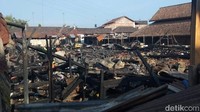 Sebanyak 16 unit mobil pemadam kebakaran dari Kabupaten Magelang dan Kota Magelang dikerahkan ke lokasi kebakaran di Pasar Mungkid.