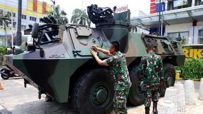 Nampang di Glodok, Panser Anoa Perketat Objek Vital