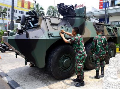 Nampang di Glodok, Panser Anoa Perketat Objek Vital