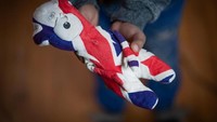 Omar memperlihatkan boneka beruang pemberikan saudaranya yang telah meninggal akibat konflik.