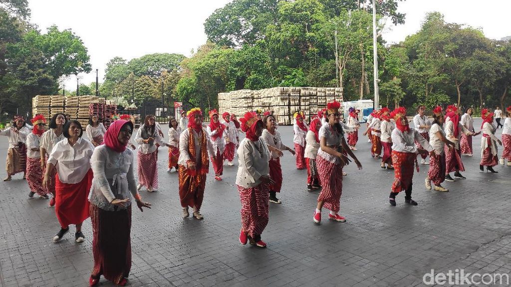 Sambut Pelantikan Presiden, Emak-emak Berdoa Bersama di GBK Sambut Pelantikan Presiden, Emak-emak Berdoa Bersama di GBK