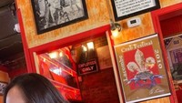 Mengenakan kaos merah, Krystal asyik santai sendirian. Hanya gelas merah yang menjadi temannya. Sosok ceria ini jadi salah satu sahabat Sulli yang paling merasa kehilangan.  Foto: instagram Krystal Jung
