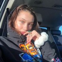 Proporsi mata, alis, hidung, bibir, pipi, rahang dan bentuk wajah adik Gigi Hadid itu ketika diukur paling mendekati kecantikan ideal versi Yunani Kuno. Foto: Instagram