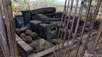 Kondisi situs memprihatinkan, nampak tumpukan bebatuan yang tidak tertata dan hanya dipagari oleh pagar bambu.