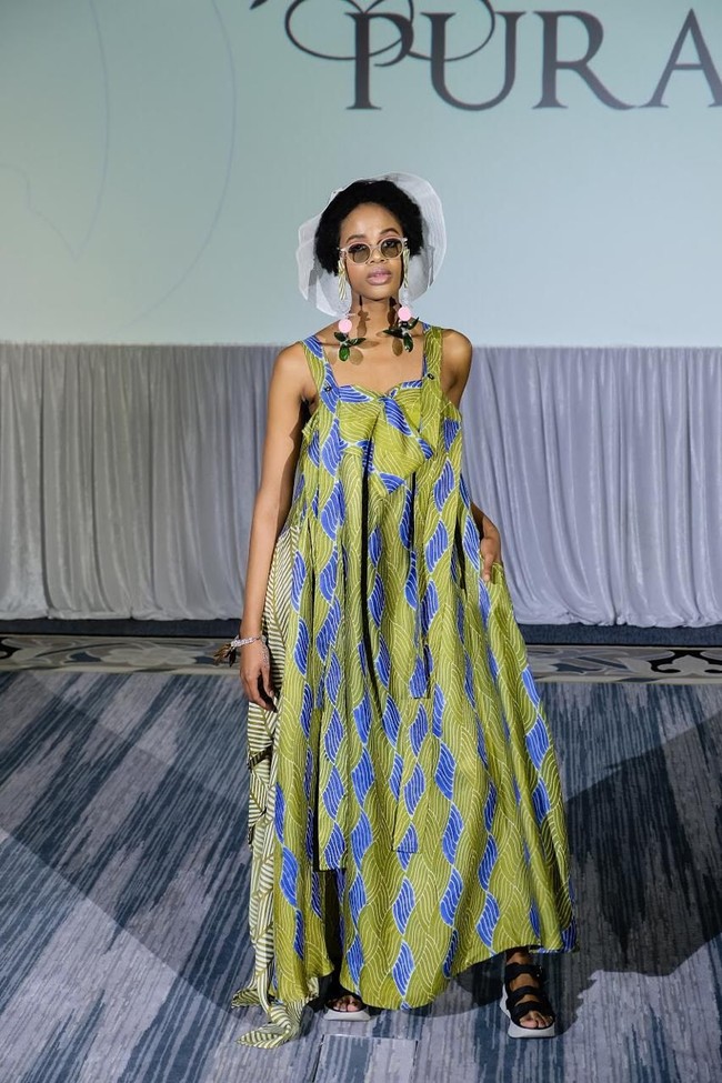 Label busana Purana menampilkan koleksinya di ajang Africa Fashion Exchange (AFX), Durban, Afrika pada 18 Oktober 2019. Salah satu koleksi andalan yang ditampilkan adalah “hybrid outfit”. Menurut direktur kreatif Purana, Nonita Respati, busana ini memiliki karakter “multi- styling” juga “multi-sizing” dan multifungsi. Salah satu contoh hybrid outfit kreasi Purana adalah gaun yang bisa menjadi outerwear. Foto: dok. Purana