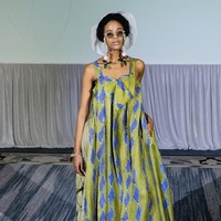 Label busana Purana menampilkan koleksinya di ajang Africa Fashion Exchange (AFX), Durban, Afrika pada 18 Oktober 2019. Salah satu koleksi andalan yang ditampilkan adalah “hybrid outfit”. Menurut direktur kreatif Purana, Nonita Respati, busana ini memiliki karakter “multi- styling” juga “multi-sizing” dan multifungsi. Salah satu contoh hybrid outfit kreasi Purana adalah gaun yang bisa menjadi outerwear. Foto: dok. Purana