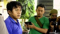 Pelaku nampak mengenakan baju tahanan berwarna biru saat dihadirkan di hadapan awak media. Saat ditanya detikcom, Jumari mengaku menyesal atas apa yang dilakukan pada korban.