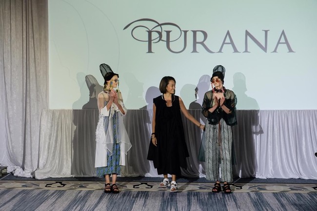 Label busana Purana menampilkan koleksinya di ajang Africa Fashion Exchange (AFX), Durban, Afrika pada 18 Oktober 2019. Salah satu koleksi andalan yang ditampilkan adalah “hybrid outfit”. Menurut direktur kreatif Purana, Nonita Respati, busana ini memiliki karakter “multi- styling” juga “multi-sizing” dan multifungsi. Salah satu contoh hybrid outfit kreasi Purana adalah gaun yang bisa menjadi outerwear. Foto: dok. Purana