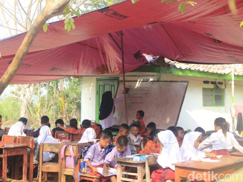 Sekolah Direnovasi, Siswa SD Karawang Belajar di Kelas Terpal Sekolah Direnovasi, Siswa SD Karawang Belajar di Kelas Terpal