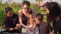 Kala itu bahkan Jolie mengajak anaknya turut ikut makan serangga. Siapa sangka anak Jolie ternyata malah doyan jangkrik. Rasanya gurih seperti keripik kentang, tutur Jolie. Foto: Instagram