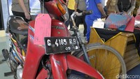 Selain menghadirkan pelaku, barang bukti yang berhasil diamankan oleh petugas kepolisian turut ditampilkan di hadapan wartawan. Salah satunya adalah motor milik pelaku pemerkosaan dan pembunuhan wanita difabel di Pekalongan tersebut.