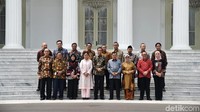Jokowi juga berfoto bersama jajaran staf khusus presiden, termasuk Johan Budi yang sudah dilantik menjadi anggota DPR.