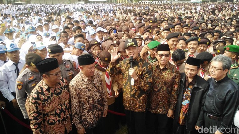 Apel Kebangsaan, Ganjar Singgung Pelajar Masuk RSJ karena Kecanduan Game Apel Kebangsaan, Ganjar Singgung Pelajar Masuk RSJ karena Kecanduan Game