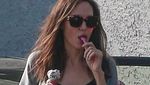 Momen Angelina Jolie Cicip Jangkrik hingga Kalajengking