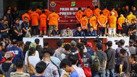 Para pelaku dihadirkan dalam rilis dengan memakai baju tahanan.