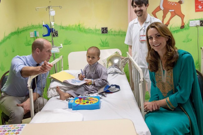 Dari Masjid Badshahi, Kate dan William melanjutkan kunjungannya ke rumah sakit khusus kanker Shaukat Khanum Memorial Cancer Hospital. Kerudung ditanggalkannya, namun masih disampirkan pada bahu. Foto: Arthur Edwards-Pool/Getty Images