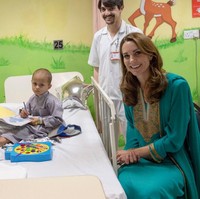 Dari Masjid Badshahi, Kate dan William melanjutkan kunjungannya ke rumah sakit khusus kanker Shaukat Khanum Memorial Cancer Hospital. Kerudung ditanggalkannya, namun masih disampirkan pada bahu. Foto: Arthur Edwards-Pool/Getty Images