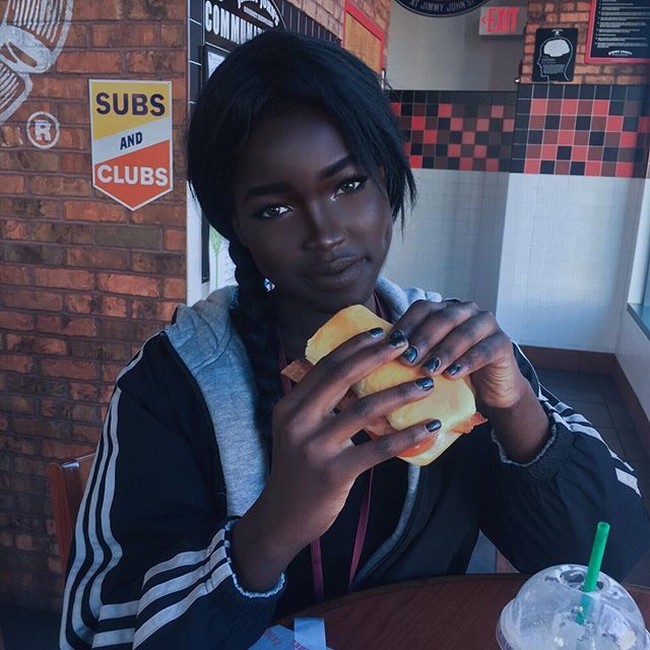 Lolita ingin memperlihatkan bahwa apapun warna kulitmu kamu bisa tetap terlihat cantik. Yang terpenting adalah kamu harus selalu tampil percaya diri seperti yang dilakukan oleh Lolita. Foto: Instagram @typicalblackmum