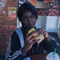 Lolita ingin memperlihatkan bahwa apapun warna kulitmu kamu bisa tetap terlihat cantik. Yang terpenting adalah kamu harus selalu tampil percaya diri seperti yang dilakukan oleh Lolita. Foto: Instagram @typicalblackmum