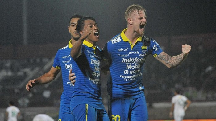 Pesepak bola Persib Bandung Febri Hariyadi (kiri) melakukan selebrasi bersama rekannya Kevin Kippersluis setelah berhasil membobol gawang Persebaya Surabaya dalam pertandingan sepak bola Liga 1 2019  di Stadion I Wayan Dipta, Gianyar, Bali, Jumat (18/10/2019). Persib Bandung menang atas Persebaya Surabaya dengan skor 4-1. ANTARA FOTO/Nyoman Budhiana/wsj.