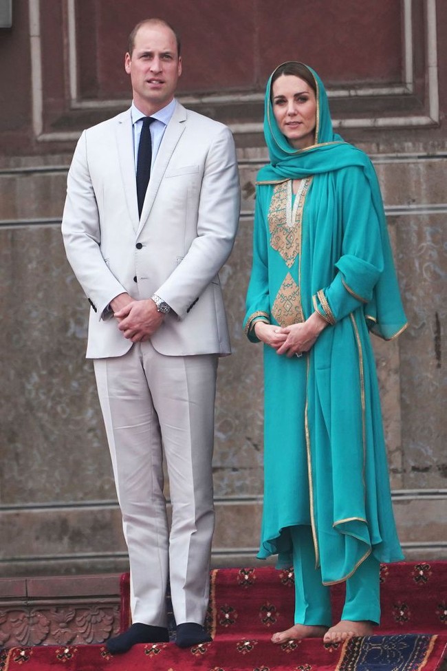 Tur kerajaan Kate Middleton dan Pangeran William ke Pakistan sudah memasuki hari keempat. Berkunjung ke Masjid Badshahi di Lahore pada Kamis (17/10/2019), Sang Duchess tampil bersahaja dengan busana serba toska. Foto: Owen Humphreys - Pool/Getty Images