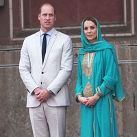 Tur kerajaan Kate Middleton dan Pangeran William ke Pakistan sudah memasuki hari keempat. Berkunjung ke Masjid Badshahi di Lahore pada Kamis (17/10/2019), Sang Duchess tampil bersahaja dengan busana serba toska. Foto: Owen Humphreys - Pool/Getty Images