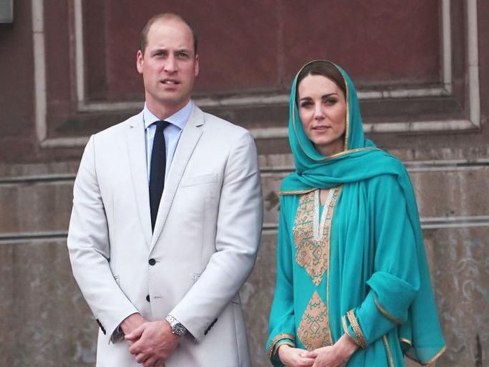 Kate Middleton LAHORE, PAKISTAN - OCTOBER 17: Catherine, Duchess of Cambridge visits Badshahi Mosque during their royal tour of Pakistan on October 17, 2019 in Lahore, Pakistan. (Photo by Owen Humphreys - Pool/Getty Images)