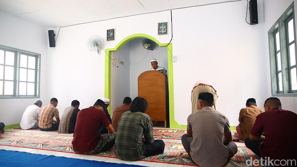 Di siang hari, biasanya masyarakat memainkan lagu-lagu rohani kristen melalui pengeras suara kampung. Untuk menghormati umat muslim, hari Jumat siang hanya lantunan adzan yang berkumandang. (detikcom)