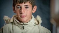 Ahmed, 12 tahun, membawa gantungan kunci yang bertuliskan nama sang ayah. 