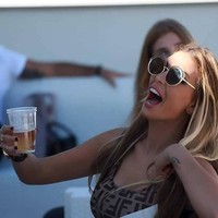 Isolasi diri dan tinggal di rumah demi mencegah penyebaran virus corona membuat mantan model Playboy bosan. Ia pun memanfaatkan waktu luangnya itu dengan menjual foto seksinya.Foto: Instagram @ava_karabatic_official