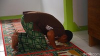 Ada sebuah tradisi yang mengandung toleransi di Pulau Miangas. Jika Hari Raya Idul Fitri tiba, masyarakat akan membawakan makanan untuk umat muslim. Mereka akan berkumpul di pendopo desa dan makan bersama umat muslim. (detikcom)