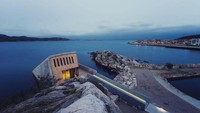 Restoran Under berlokasi di pesisir laut utara Norwegia tepatnya di perairan Lindesnes yang berair dingin. Di sini pencinta makanan akan dimanjakan sensasi bersantap yang menantang adrenalin. Foto: instagram @underlindesnes