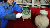 Berusia lebih dari 2.400 tahun, para arkeolog di China menemukan wadah makanan yang diperkirakan sudah ribuan tahun dari dalam makam kuno, dengan sup di dalamnya. Foto: Istimewa