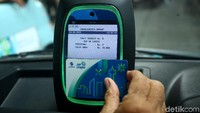 Nantinya untuk pembayaran angkot tersebut, warga dapat menggunakan kartu Jak Lingko.