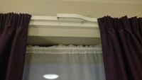 Cahaya kadang suka menyelinap masuk dari tengah pertemuan ujung tirai. Tamu di kamar hotel ini dijamin aman karena bentuk rel bikin ujung tirai akan menumpuk alias tak lagi belah tengah.  (Foto: via Boredpanda)