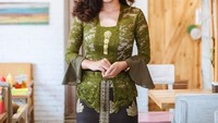 Wanita yang hobi vaping ini terlihat berada di sebuah restoran. Outfitnya mencuri perhatian karena Eriska pilih pakai kebaya hijau. Foto: Instagram eriskanakesya