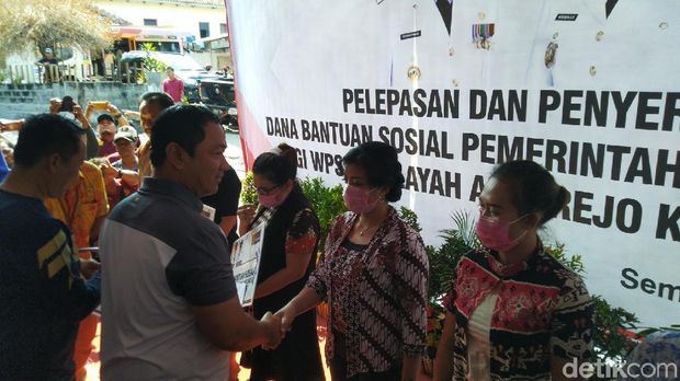 Suasana Saat WPS Antre Santunan Usai Lokalisasi Sunan Kuning Ditutup