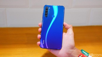 Varian yang kami genggam Naptune Blue. Xiaomi melindungi bagian belakang dan layar dengan kaca Gorilla Glass 5. Foto: Adi Fida Rahman/detikINET
