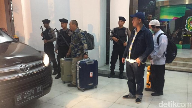 Penyidik KPK Bawa 4 Koper Usai Geledah Kantor Wali Kota Medan Penyidik KPK Bawa 4 Koper Usai Geledah Kantor Wali Kota Medan