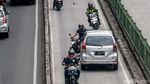 Hindari Razia Polisi, Pemotor Nekat Putar Balik di Jalur Busway