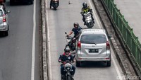 Demi menghindari razia polisi, para pemotor nekat membahayakan diri sendiri dan juga pengguna jalan lainnya.