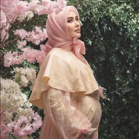  Kartika Putri yang mengawali kariernya di dunia hiburan sebagai presenter olahraga dan berita melahirkan anak pertamanya dari pernikahannya dengan Usman bin Yahya pada  Jumat (18/10/2019). Bayi dengan berat 3,25 kg dan tinggi 51 cm itu dinamai Khalisa Aghnia Bahira. Foto: instagram @kartikaputriworld.