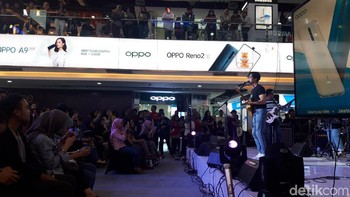 Public Relations Manager OPPO Indonesia Aryo Meidianto menyebut OPPO Reno2 F ini menyedot perhatian 3x lipat lebih banyak dibanding OPPO Reno generasi pertama. Aryo juga mengatakan handphone ini laris manis dibeli masyarakat Surabaya. (Hilda Meilisa Rinanda/detikcom)